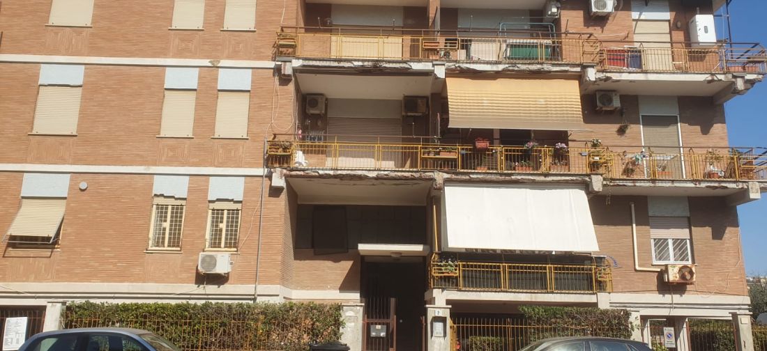 LADISPOLI - TRILOCALE CON BALCONE ABITABILE E POSTO AUTO A 200M DAL MARE