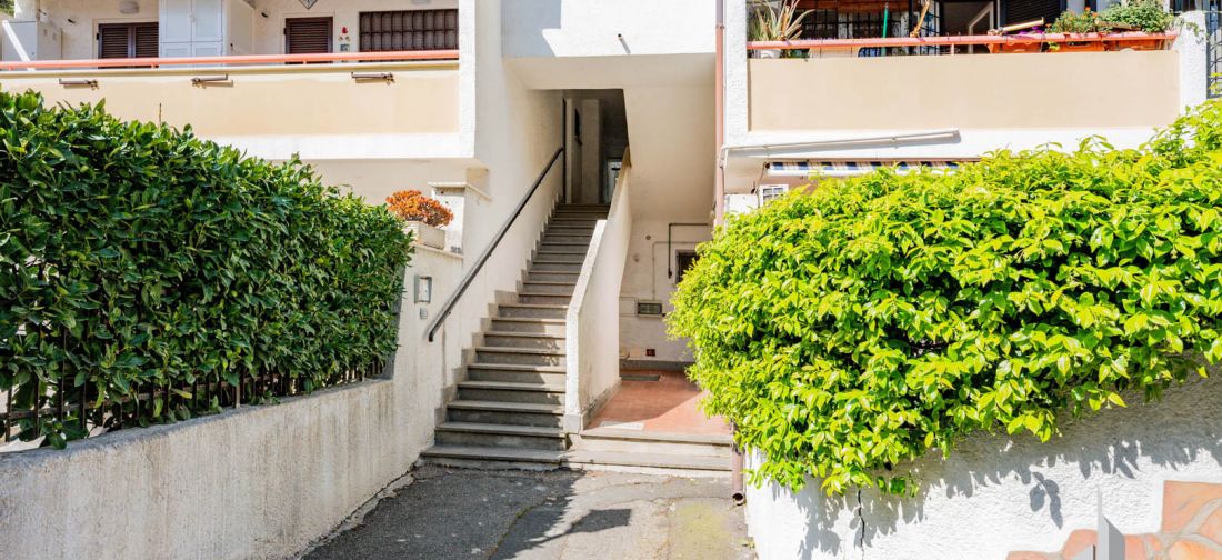 CERENOVA CENTRALISSIMO BILOCALE RISTRUTTURATO CON POSTO AUTO E PISCINA