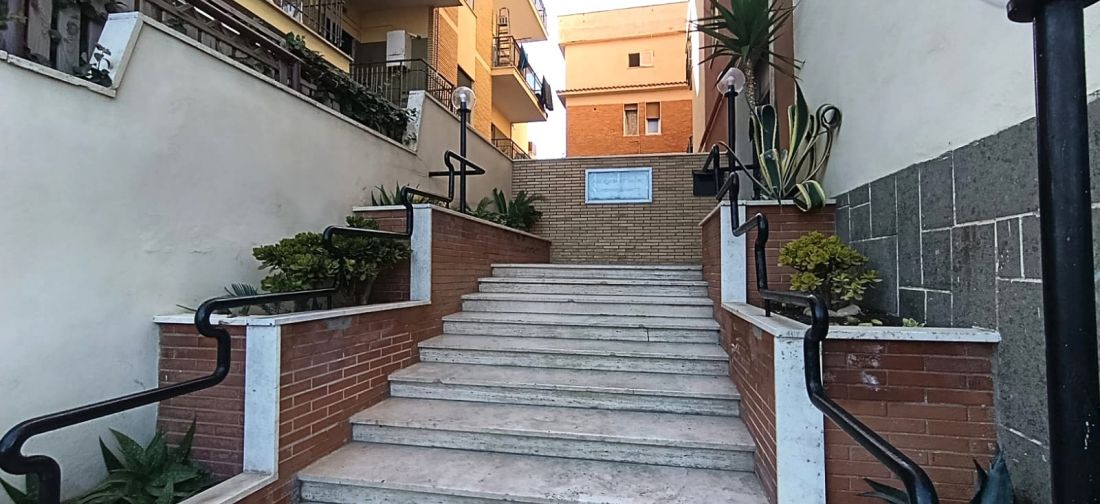 LADISPOLI - TRILOCALE PIANO TERRA RISTRUTTURATO A 100M DAL MARE