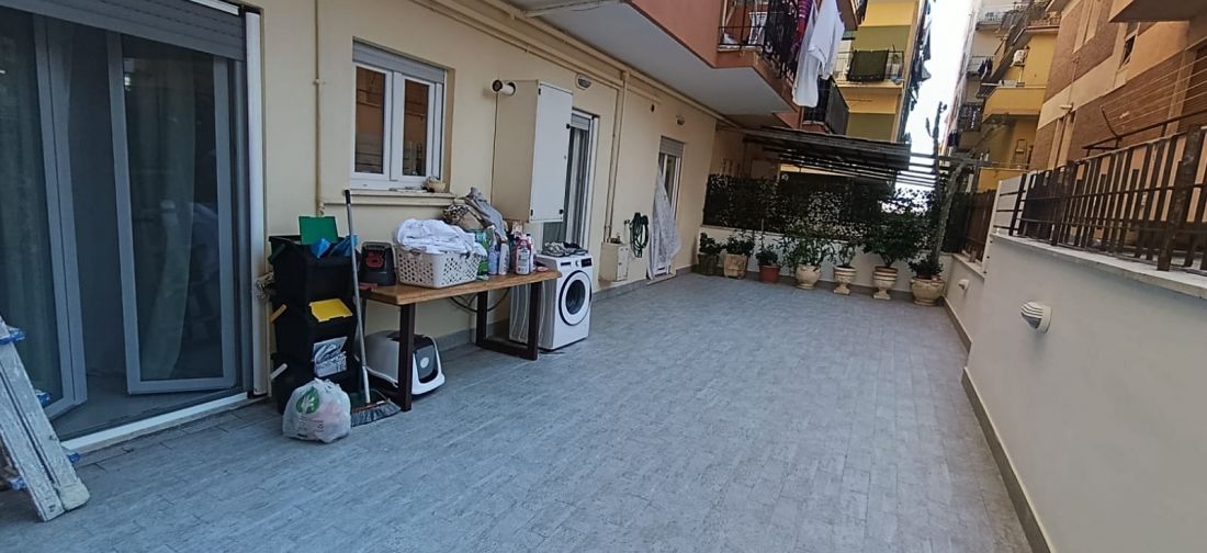LADISPOLI - TRILOCALE PIANO TERRA RISTRUTTURATO A 100M DAL MARE