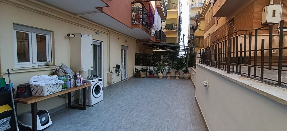 LADISPOLI - TRILOCALE PIANO TERRA RISTRUTTURATO A 100M DAL MARE