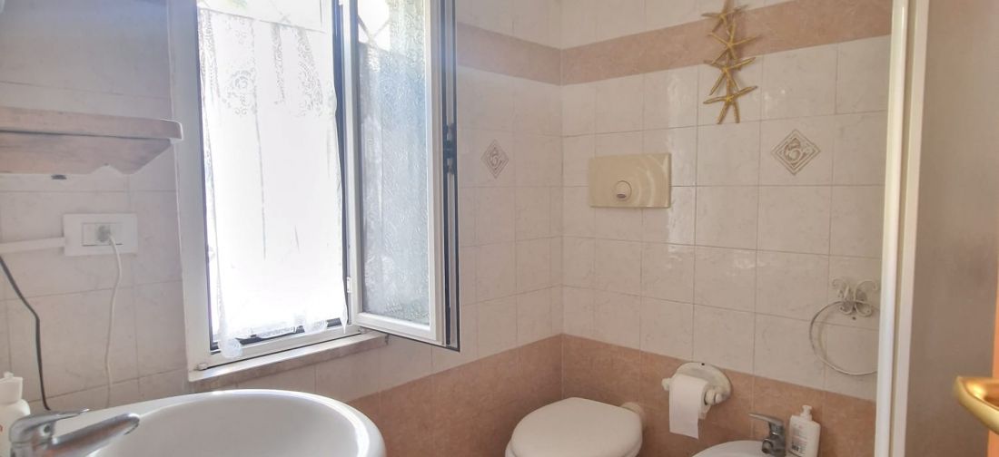 LADISPOLI MONOLOCALE PIANO TERRA CENTRALE SENZA CONDOMINIO PERFETTO USO INVESTIMENTO